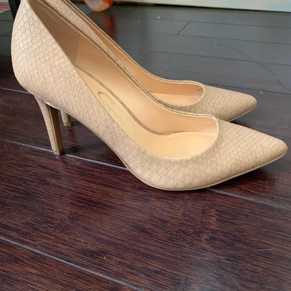 Jessica Simpson levin pump.